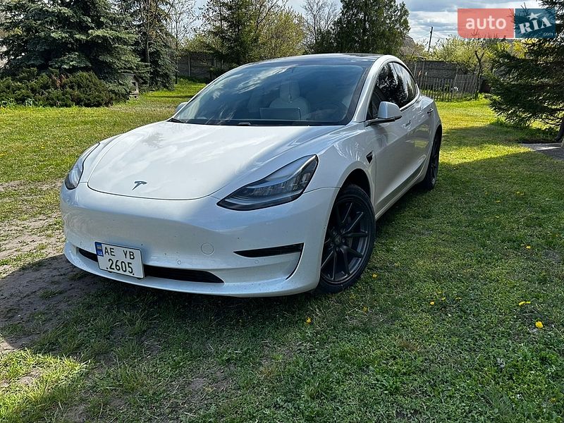 Седан Tesla Model 3 2020 в Кам'янському