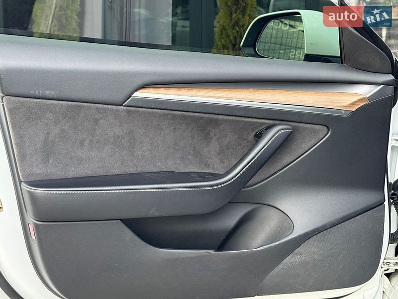 Седан Tesla Model 3 2022 в Киеве