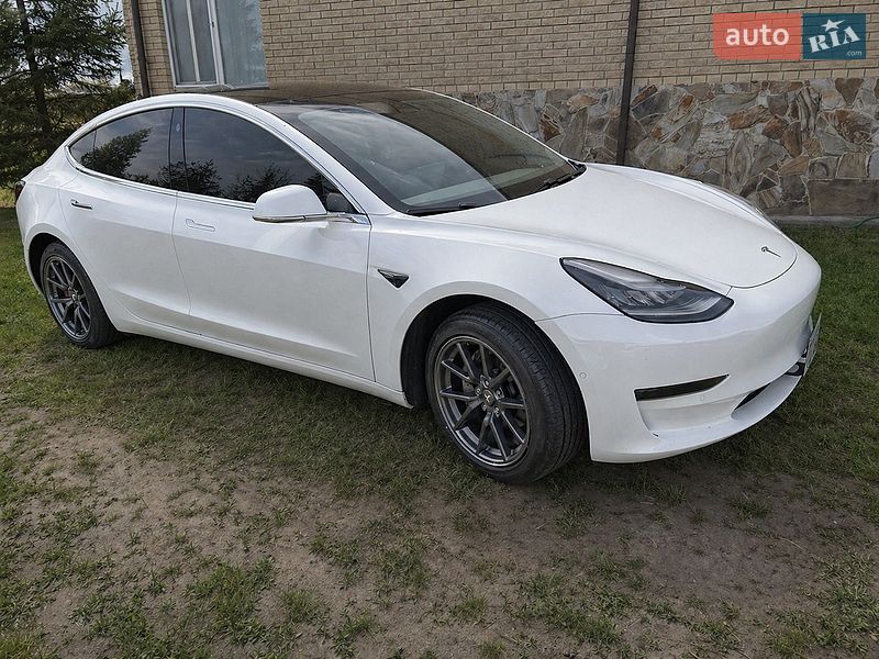 Седан Tesla Model 3 2020 в Кам'янському
