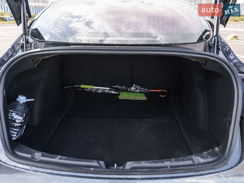 Седан Tesla Model 3 2018 в Києві