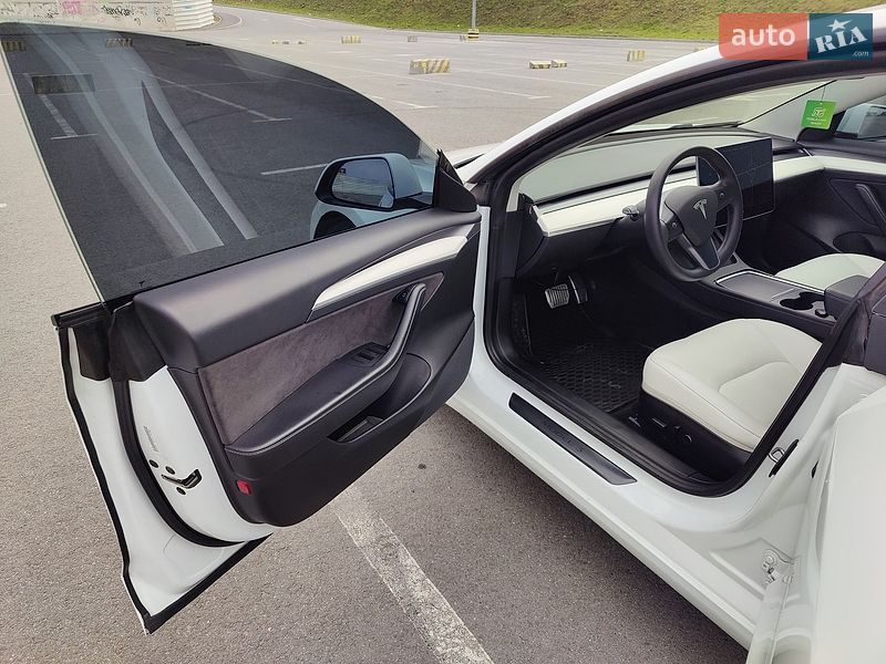 Седан Tesla Model 3 2021 в Львове