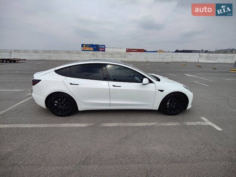 Седан Tesla Model 3 2021 в Львове