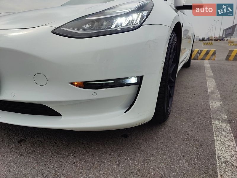 Седан Tesla Model 3 2021 в Львове