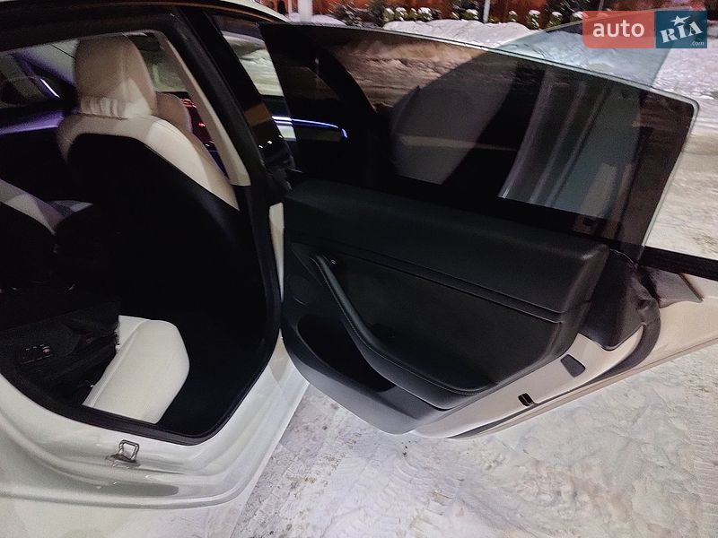 Седан Tesla Model 3 2021 в Львове