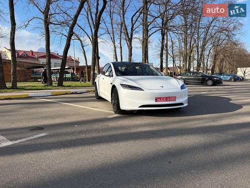 Седан Tesla Model 3 2025 в Киеве