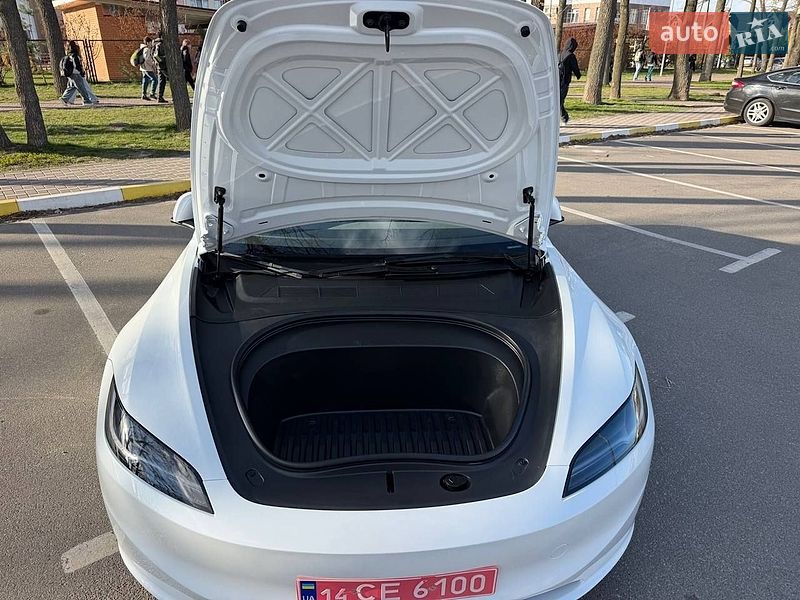Седан Tesla Model 3 2025 в Киеве