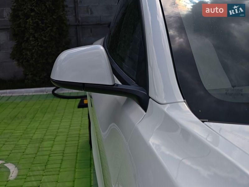 Седан Tesla Model 3 2022 в Києві