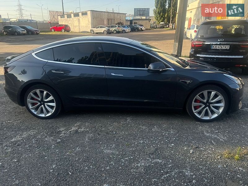 Седан Tesla Model 3 2018 в Вишневому