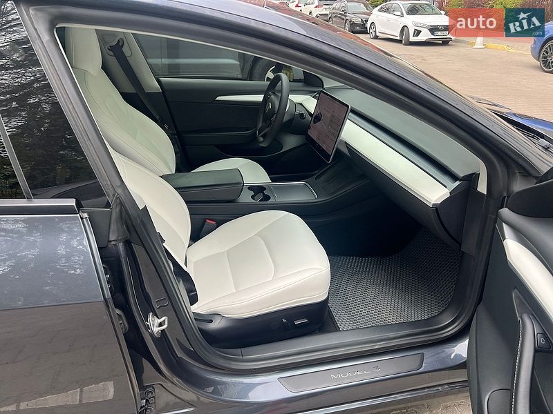 Седан Tesla Model 3 2021 в Ровно
