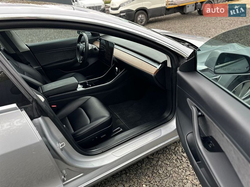 Седан Tesla Model 3 2018 в Луцке