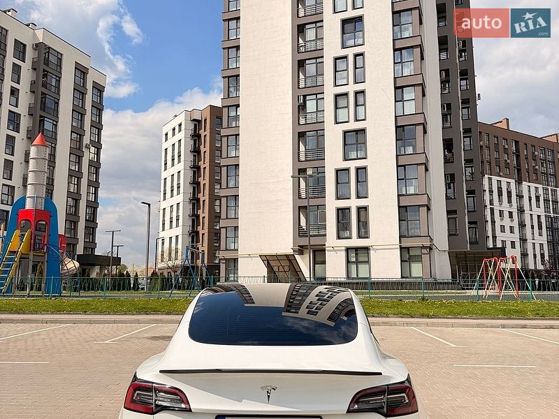 Седан Tesla Model 3 2022 в Луцке