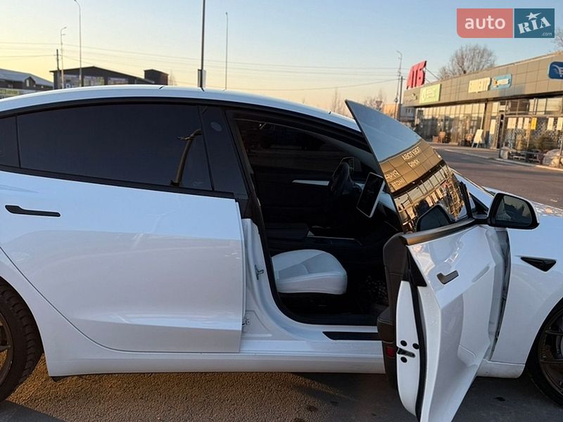 Седан Tesla Model 3 2023 в Києві