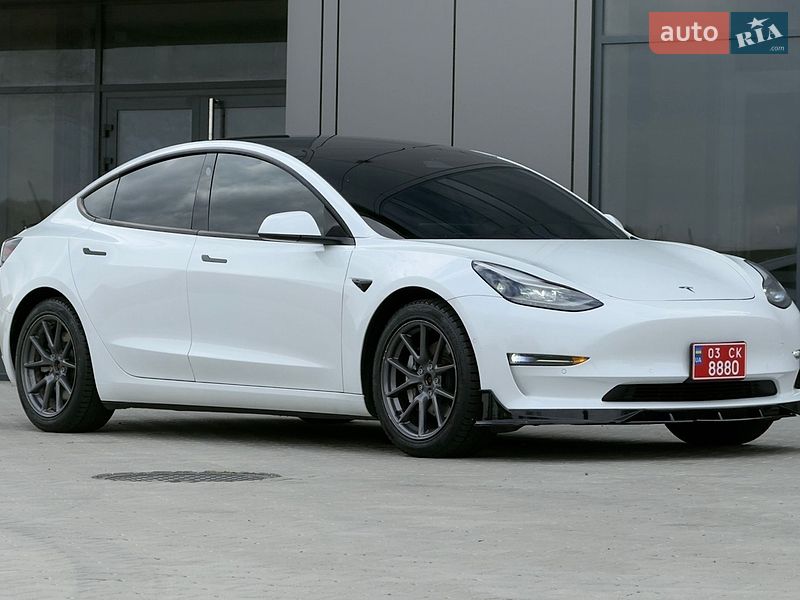 Седан Tesla Model 3 2021 в Черновцах