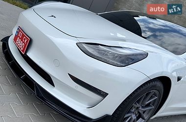Седан Tesla Model 3 2021 в Черновцах