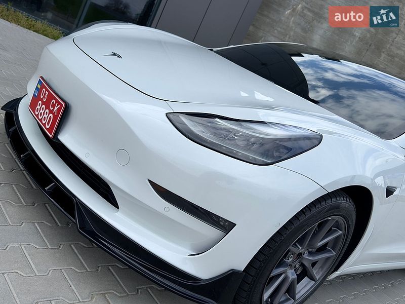 Седан Tesla Model 3 2021 в Черновцах
