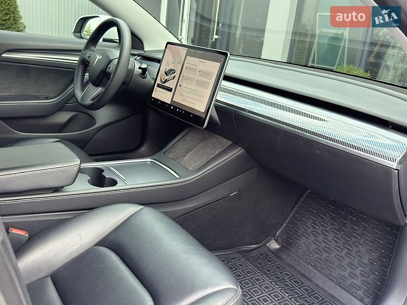 Седан Tesla Model 3 2021 в Черновцах