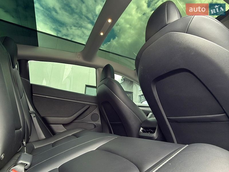 Седан Tesla Model 3 2021 в Черновцах