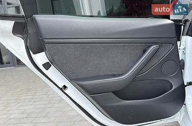 Седан Tesla Model 3 2021 в Черновцах