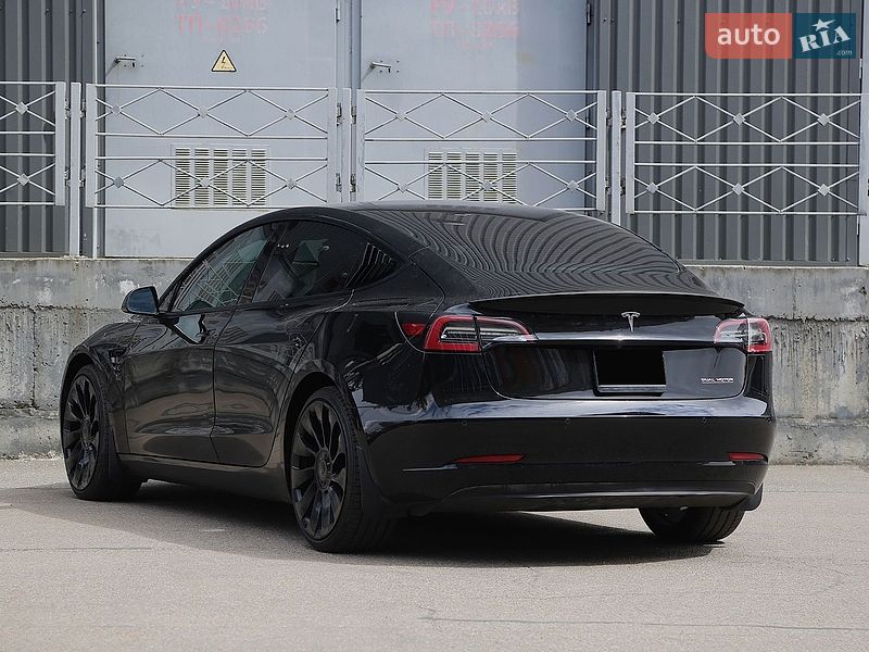 Седан Tesla Model 3 2021 в Киеве
