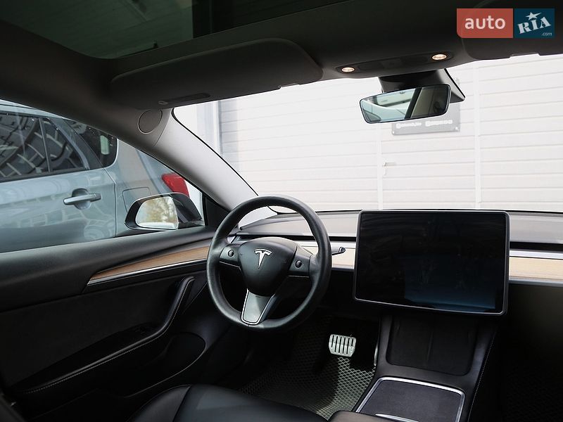 Седан Tesla Model 3 2021 в Киеве