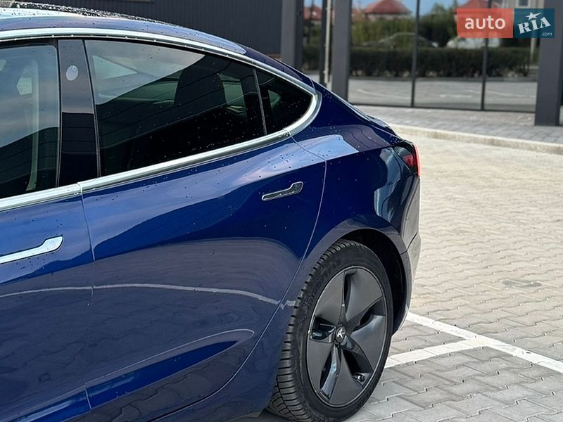 Седан Tesla Model 3 2019 в Шептицькому