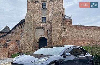Седан Tesla Model 3 2020 в Львове