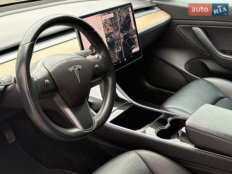 Седан Tesla Model 3 2018 в Львове