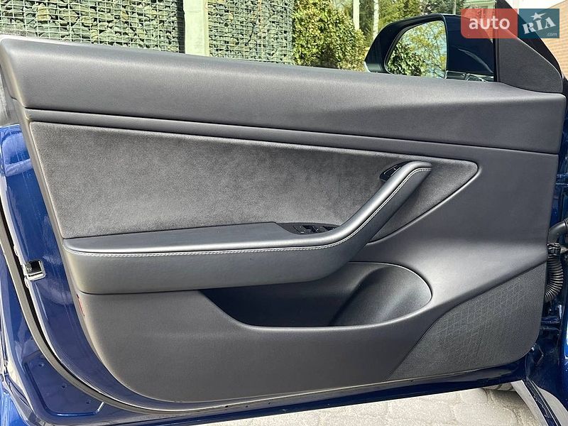 Седан Tesla Model 3 2019 в Львове