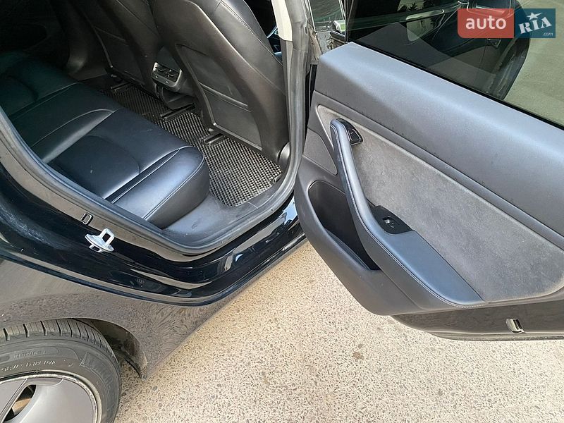 Седан Tesla Model 3 2019 в Львове