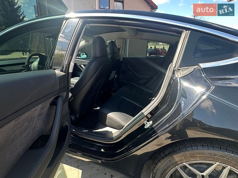 Седан Tesla Model 3 2019 в Львові