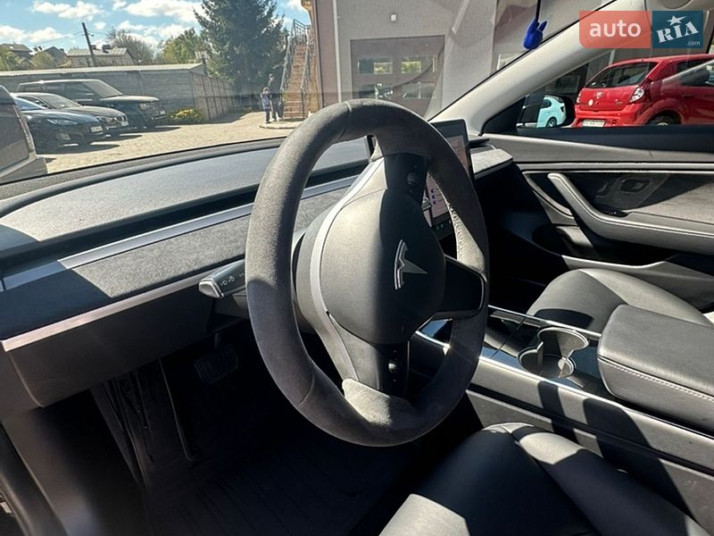 Седан Tesla Model 3 2019 в Львові