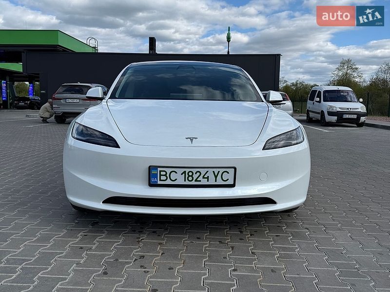 Седан Tesla Model 3 2025 в Стрию