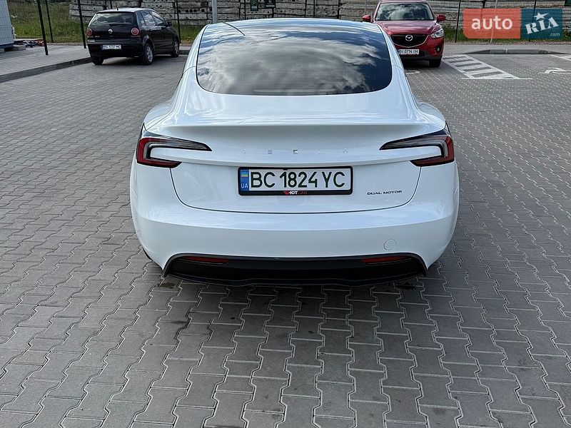 Седан Tesla Model 3 2025 в Стрию