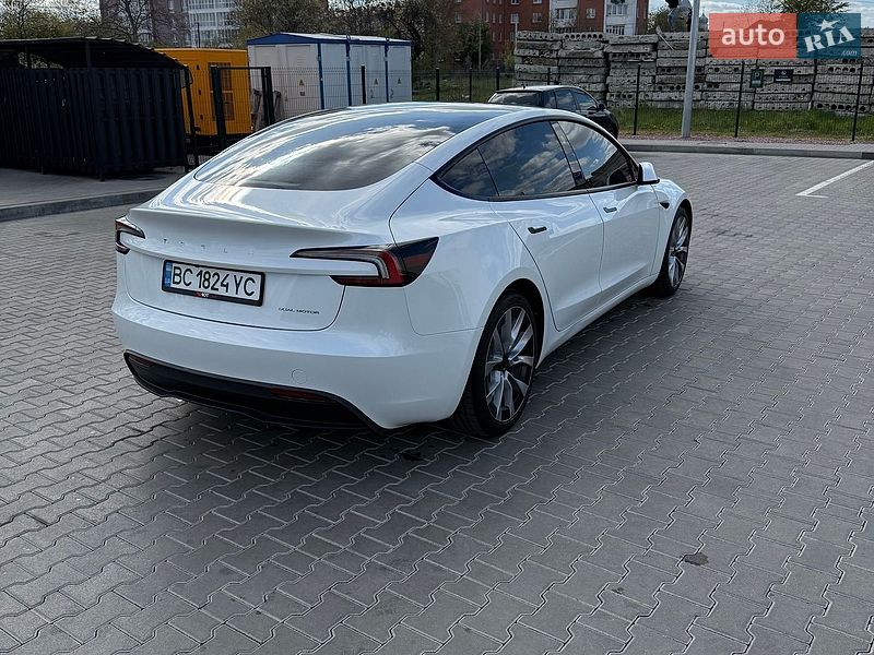 Седан Tesla Model 3 2025 в Стрию