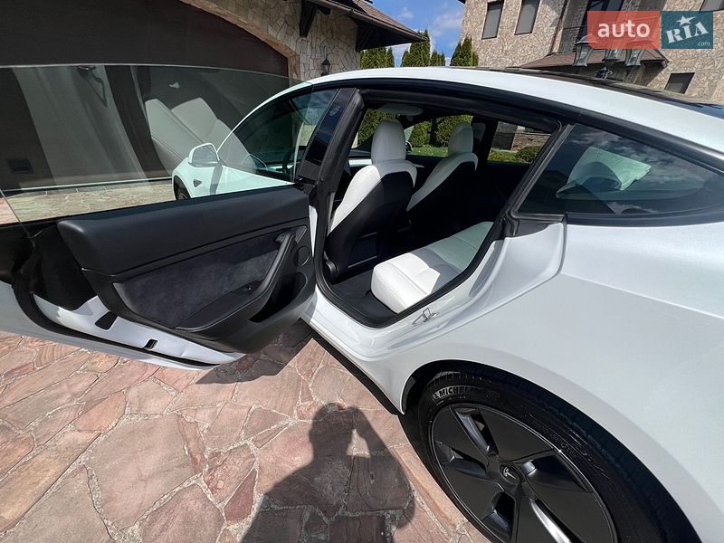Седан Tesla Model 3 2023 в Києві