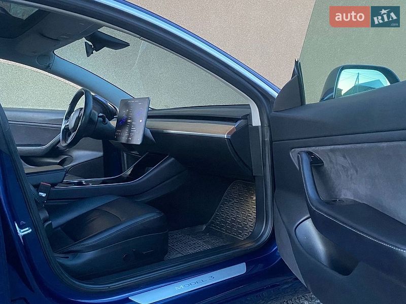 Седан Tesla Model 3 2018 в Рокитном