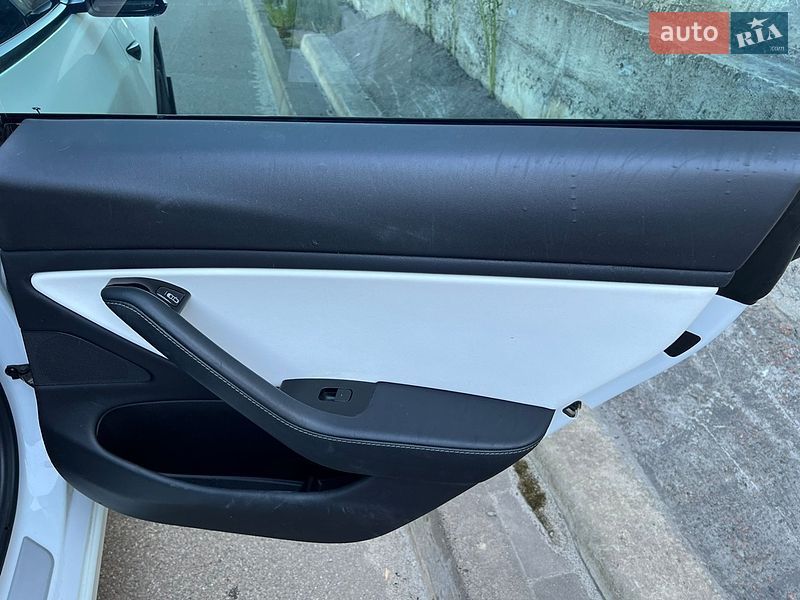 Седан Tesla Model 3 2019 в Киеве