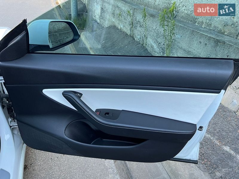 Седан Tesla Model 3 2019 в Киеве