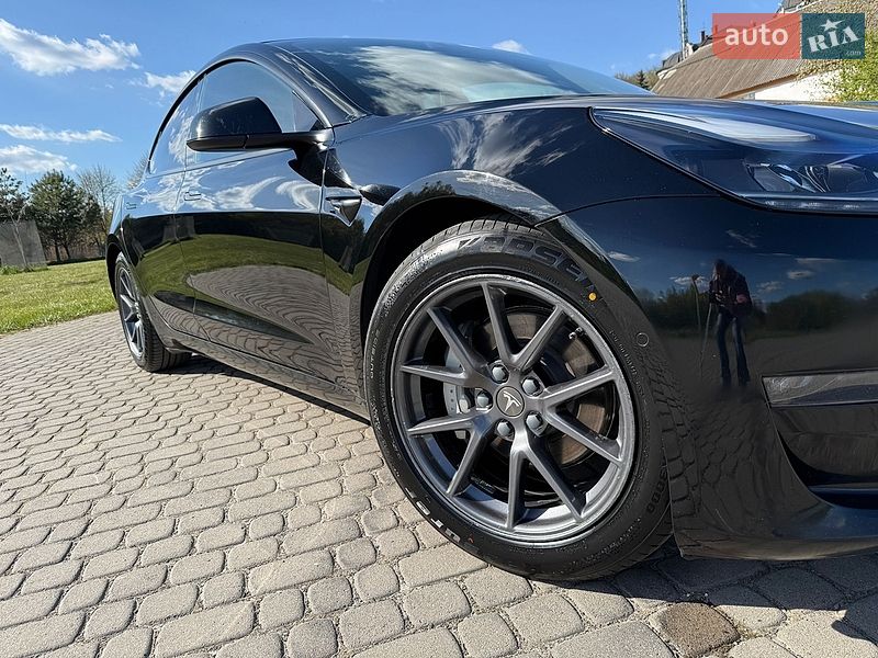Седан Tesla Model 3 2022 в Львове