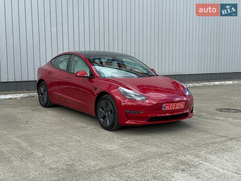 Седан Tesla Model 3 2023 в Чернівцях