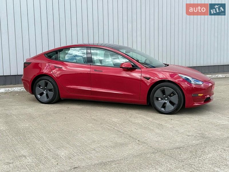 Седан Tesla Model 3 2023 в Чернівцях