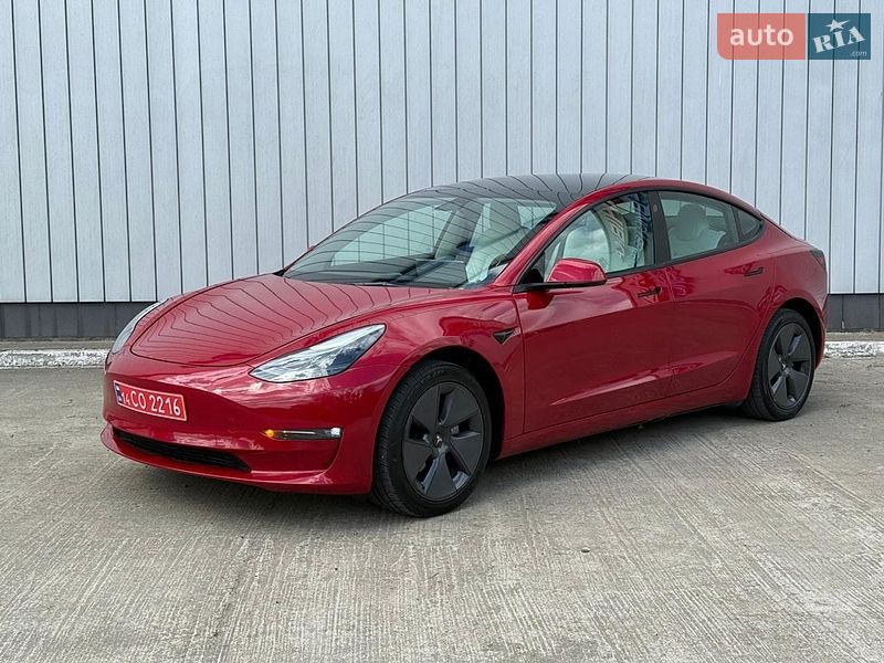Седан Tesla Model 3 2023 в Чернівцях