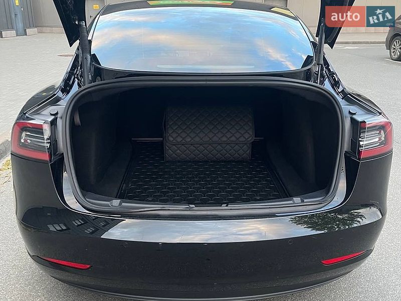 Седан Tesla Model 3 2020 в Києві