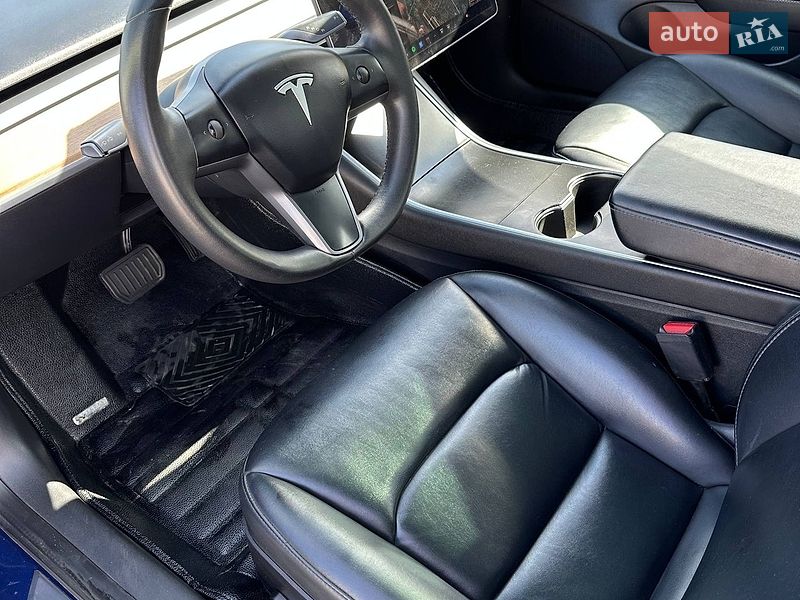 Седан Tesla Model 3 2020 в Чернигове