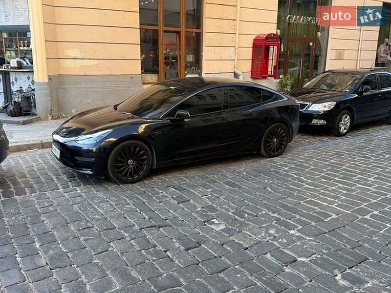 Седан Tesla Model 3 2023 в Львове