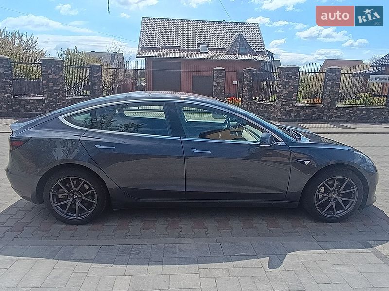 Седан Tesla Model 3 2018 в Луцке