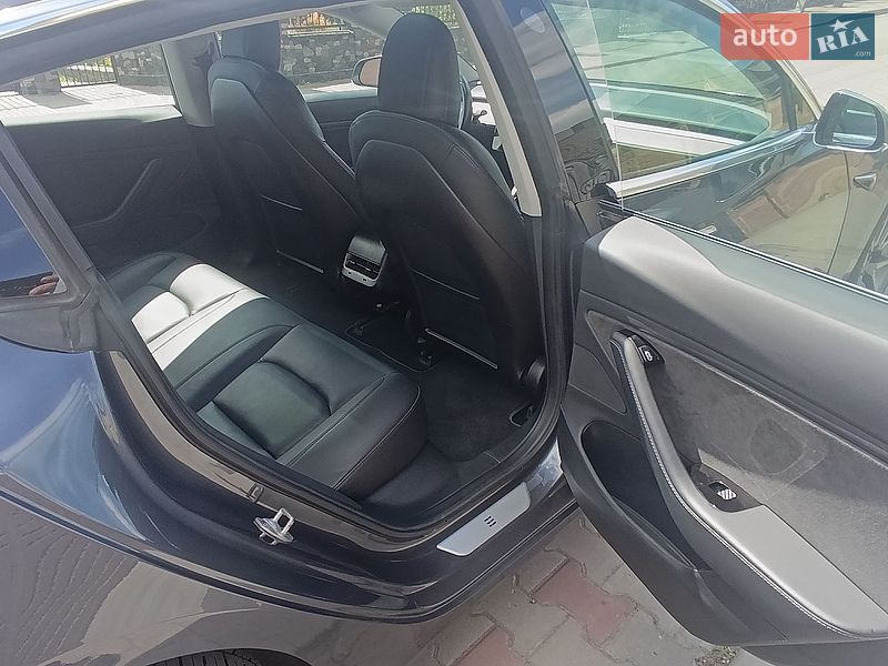 Седан Tesla Model 3 2018 в Луцке