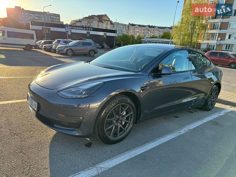 Седан Tesla Model 3 2022 в Львове
