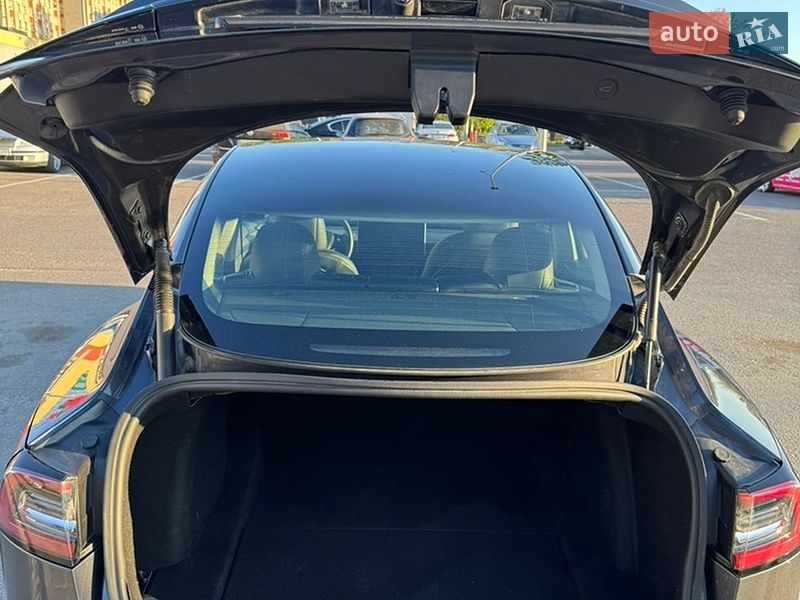 Седан Tesla Model 3 2022 в Львове