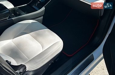 Седан Tesla Model 3 2020 в Кам'янському